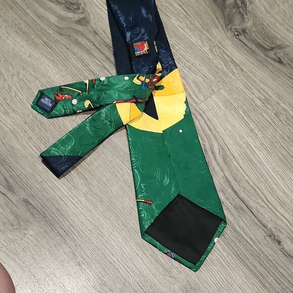 Beautiful DISNEY Goofy Golfing Fun Nostalgia Tie - Picture 5 of 7